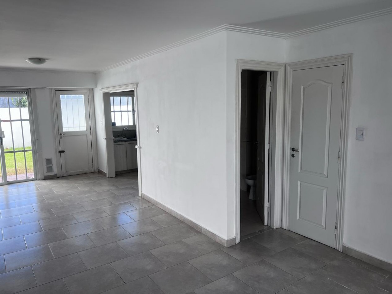 VENTA HERMOSO DUPLEX DE 4 AMBIENTES, ENTRADA D E AUTO Y PARQUE,  ZONA CONSTITUCION