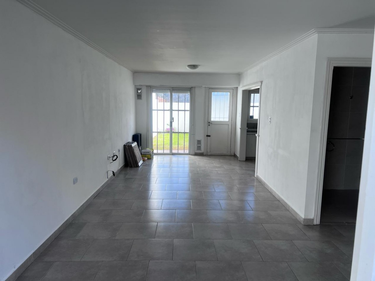 VENTA HERMOSO DUPLEX DE 4 AMBIENTES, ENTRADA D E AUTO Y PARQUE,  ZONA CONSTITUCION