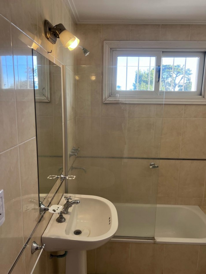 VENTA HERMOSO DUPLEX DE 4 AMBIENTES, ENTRADA D E AUTO Y PARQUE,  ZONA CONSTITUCION
