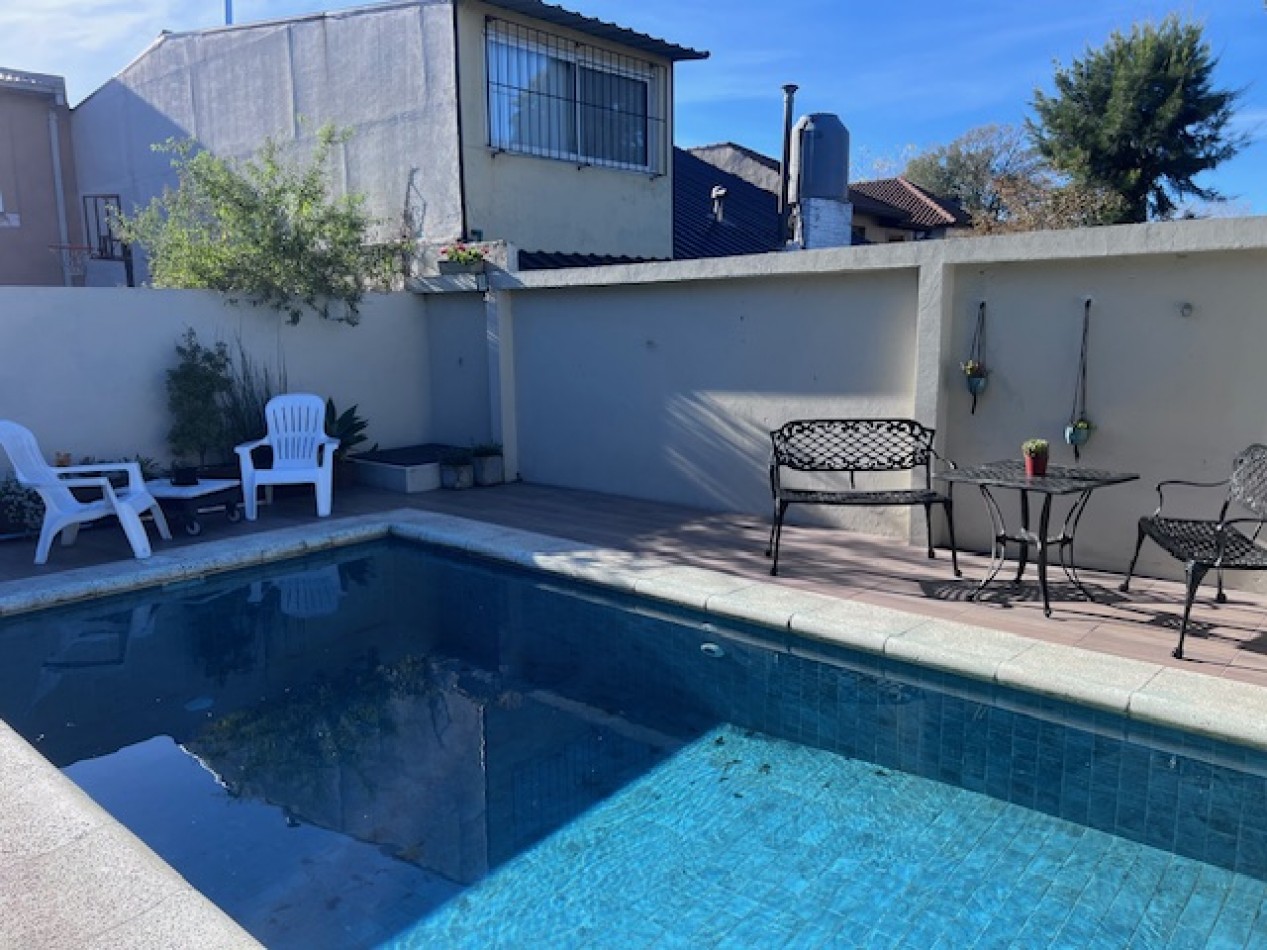 VENTA EN ZONA LOS PINARES, HERMOSO CHALET DE 4 DORMITORIOS, GARAGE, QUINCHO PARQUE Y PISCINA, IMPECABLE ESTADO Y CALIDAD