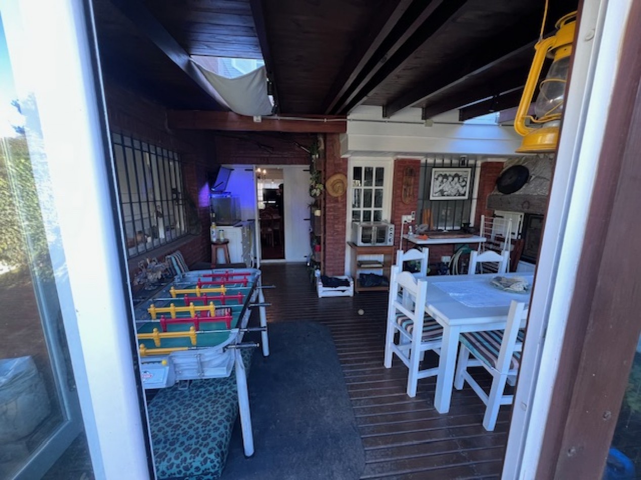 VENTA EN ZONA LOS PINARES, HERMOSO CHALET DE 4 DORMITORIOS, GARAGE, QUINCHO PARQUE Y PISCINA, IMPECABLE ESTADO Y CALIDAD