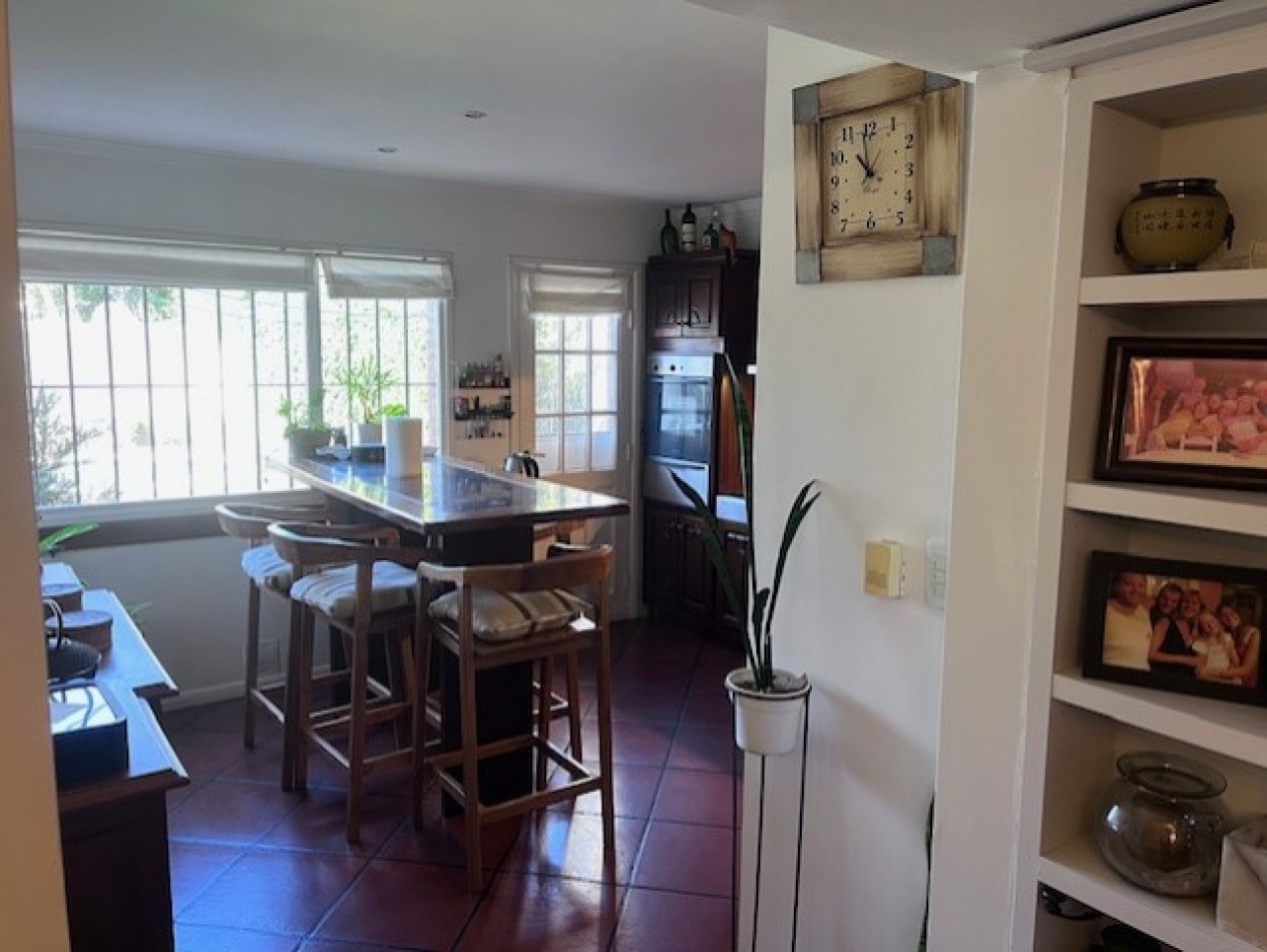VENTA EN ZONA LOS PINARES, HERMOSO CHALET DE 4 DORMITORIOS, GARAGE, QUINCHO PARQUE Y PISCINA, IMPECABLE ESTADO Y CALIDAD