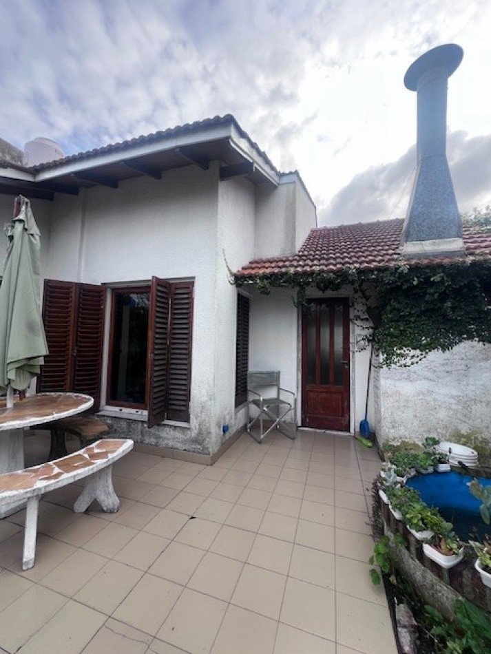 venta chalet en mar del plata, cercano a  barrio santa Monica,  3 amb. con parque, garaje y trotadora varios autos.
