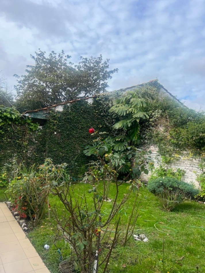 venta chalet en mar del plata, cercano a  barrio santa Monica,  3 amb. con parque, garaje y trotadora varios autos.