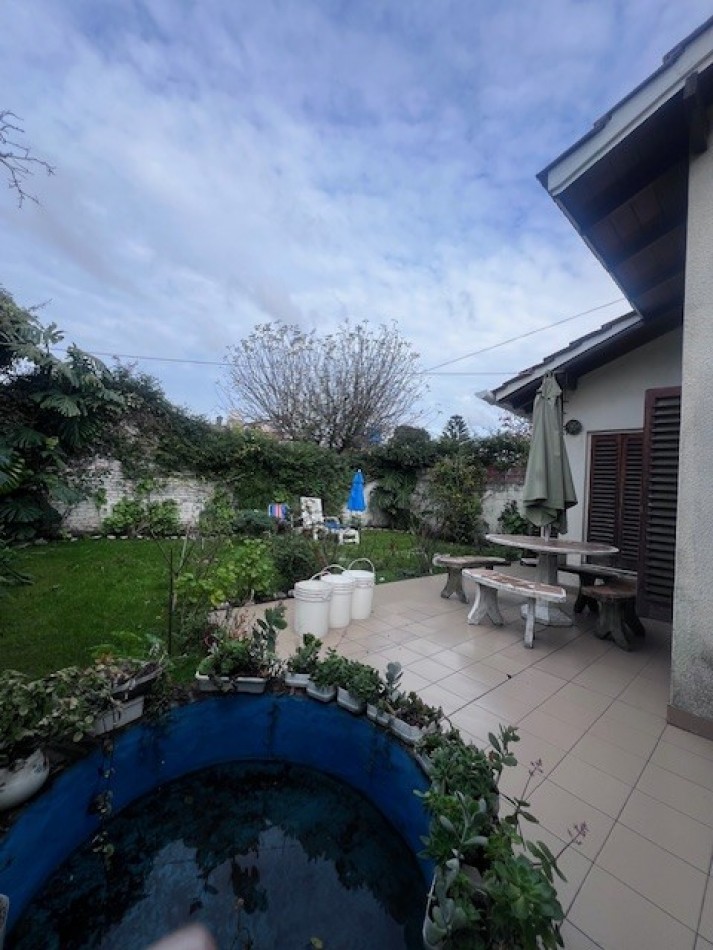 venta chalet en mar del plata, cercano a  barrio santa Monica,  3 amb. con parque, garaje y trotadora varios autos.