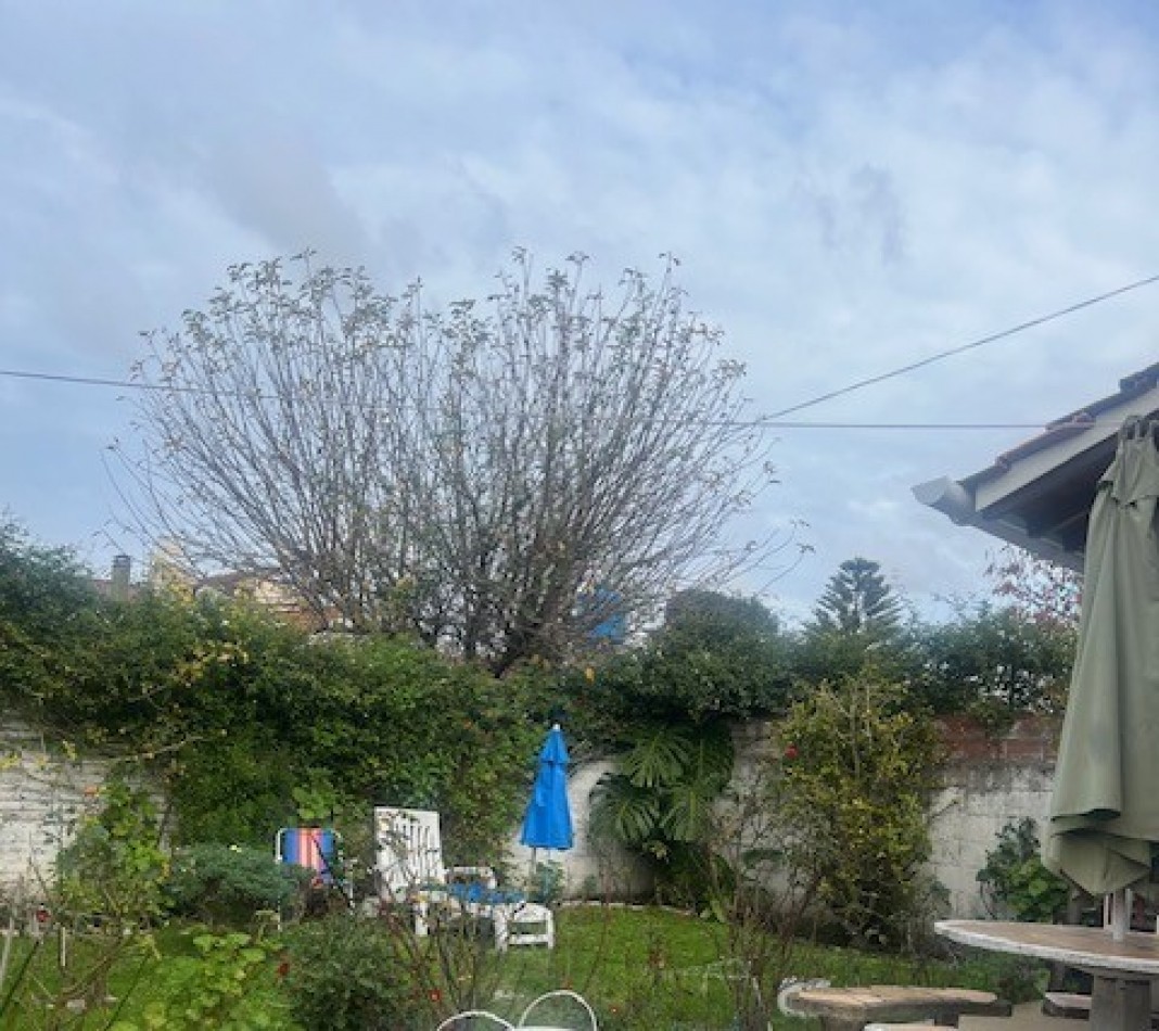venta chalet en mar del plata, cercano a  barrio santa Monica,  3 amb. con parque, garaje y trotadora varios autos.