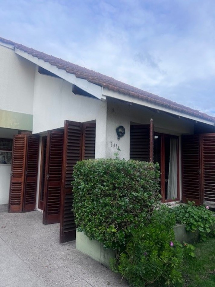venta chalet en mar del plata, cercano a  barrio santa Monica,  3 amb. con parque, garaje y trotadora varios autos.
