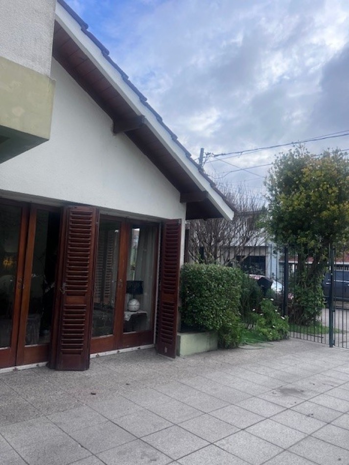 venta chalet en mar del plata, cercano a  barrio santa Monica,  3 amb. con parque, garaje y trotadora varios autos.
