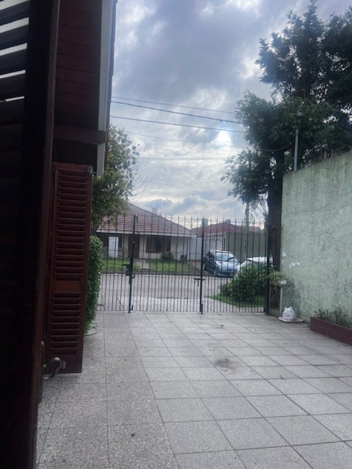 venta chalet en mar del plata, cercano a  barrio santa Monica,  3 amb. con parque, garaje y trotadora varios autos.