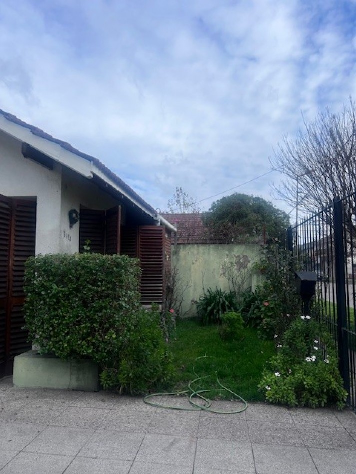 venta chalet en mar del plata, cercano a  barrio santa Monica,  3 amb. con parque, garaje y trotadora varios autos.