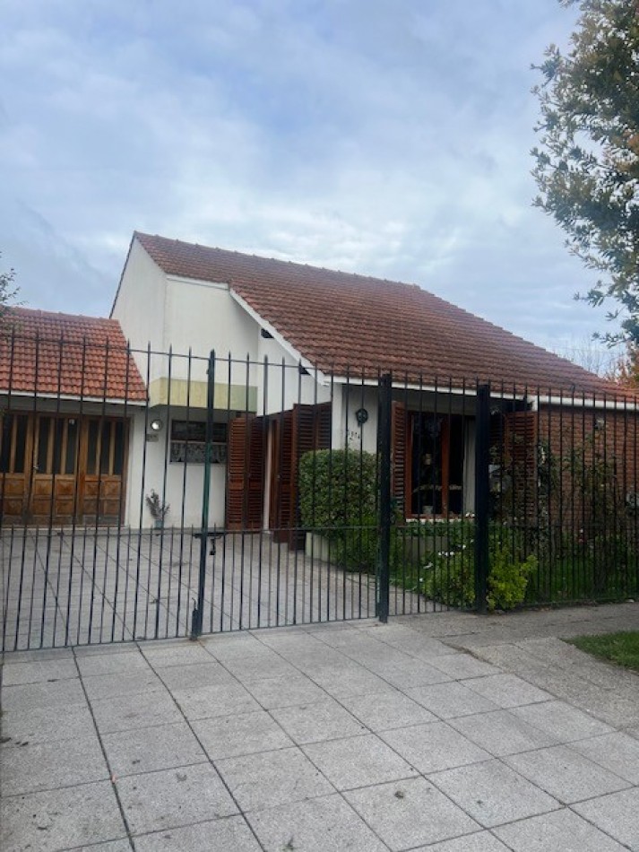 venta chalet en mar del plata, cercano a  barrio santa Monica,  3 amb. con parque, garaje y trotadora varios autos.