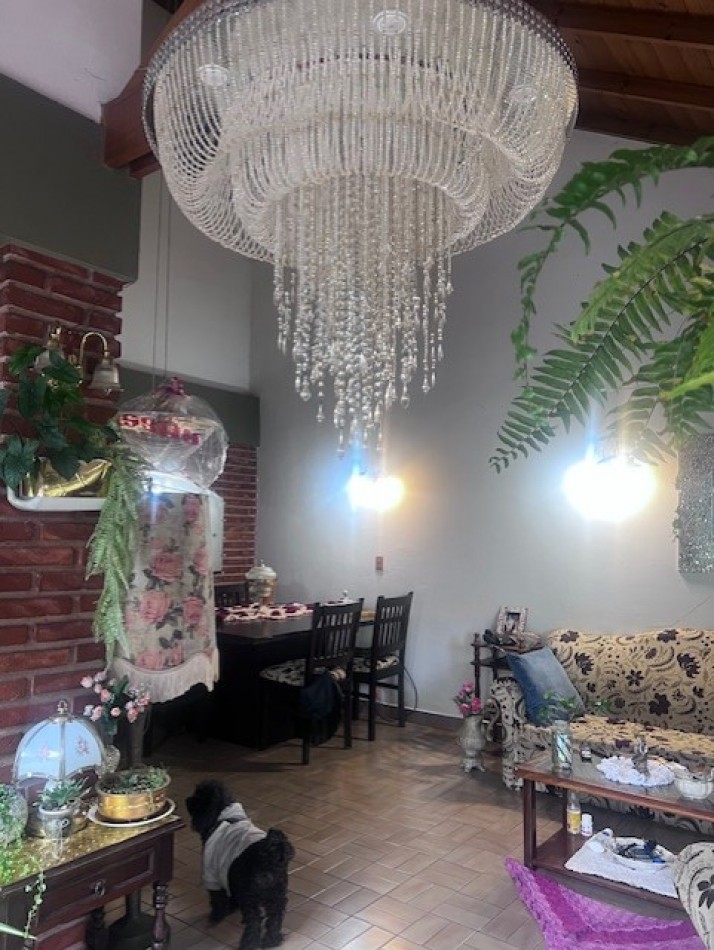 venta chalet en mar del plata, cercano a  barrio santa Monica,  3 amb. con parque, garaje y trotadora varios autos.