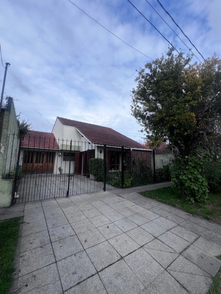 venta chalet en mar del plata, cercano a  barrio santa Monica,  3 amb. con parque, garaje y trotadora varios autos.