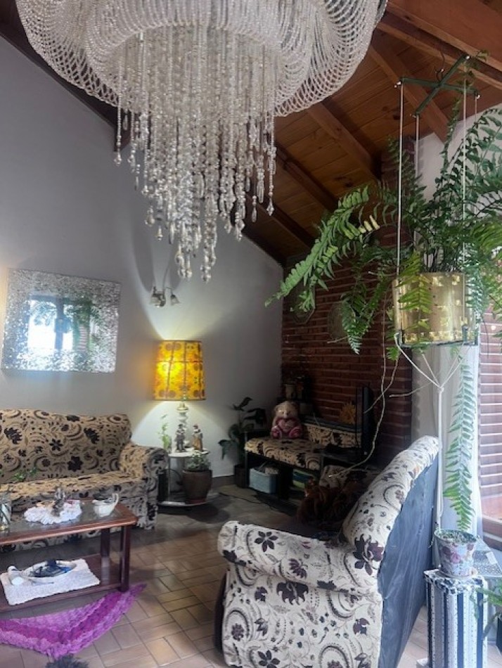 venta chalet en mar del plata, cercano a  barrio santa Monica,  3 amb. con parque, garaje y trotadora varios autos.