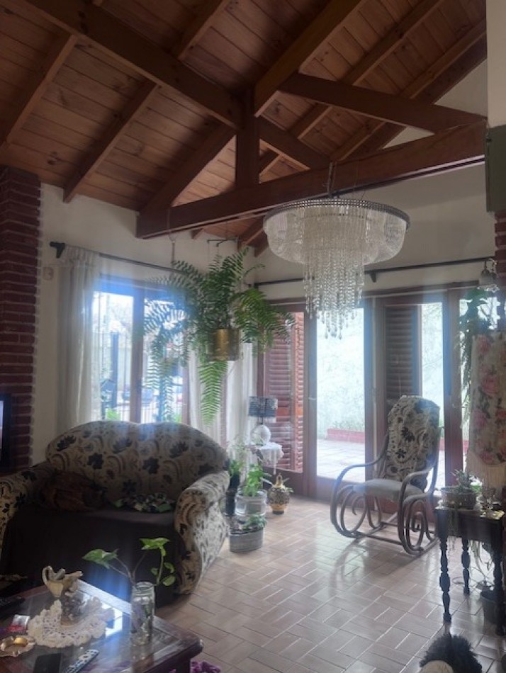 venta chalet en mar del plata, cercano a  barrio santa Monica,  3 amb. con parque, garaje y trotadora varios autos.