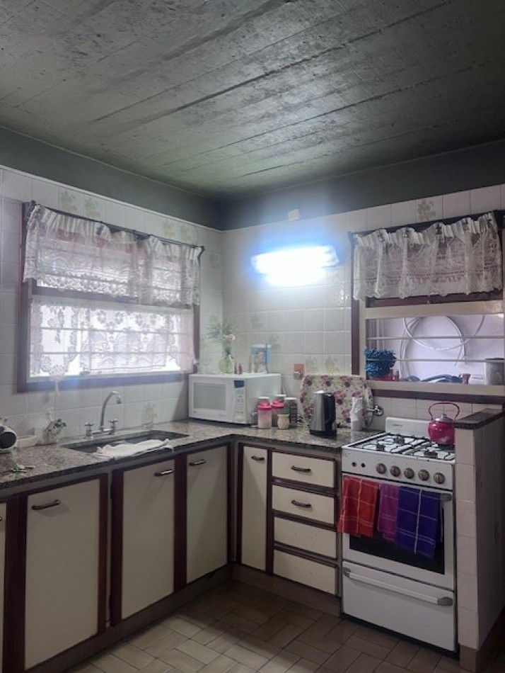 venta chalet en mar del plata, cercano a  barrio santa Monica,  3 amb. con parque, garaje y trotadora varios autos.
