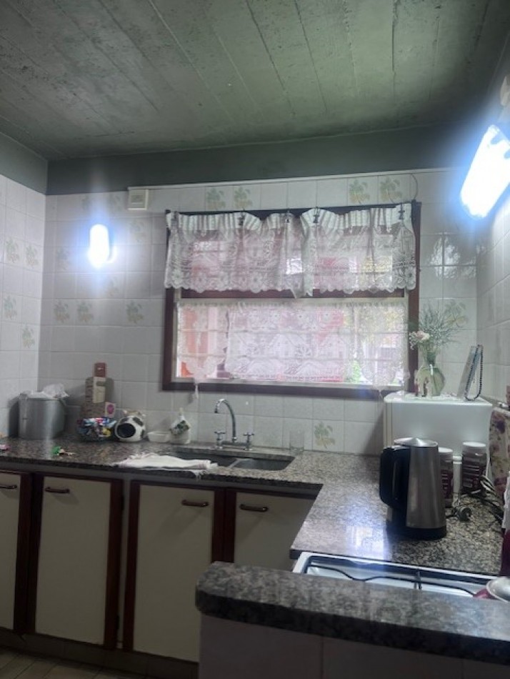 venta chalet en mar del plata, cercano a  barrio santa Monica,  3 amb. con parque, garaje y trotadora varios autos.