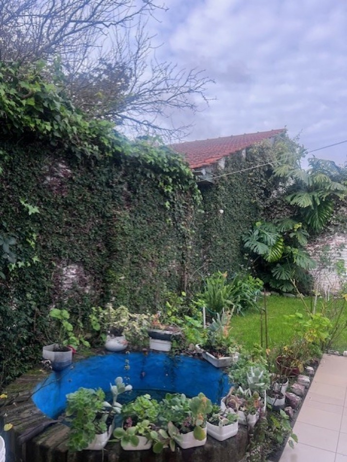 venta chalet en mar del plata, cercano a  barrio santa Monica,  3 amb. con parque, garaje y trotadora varios autos.