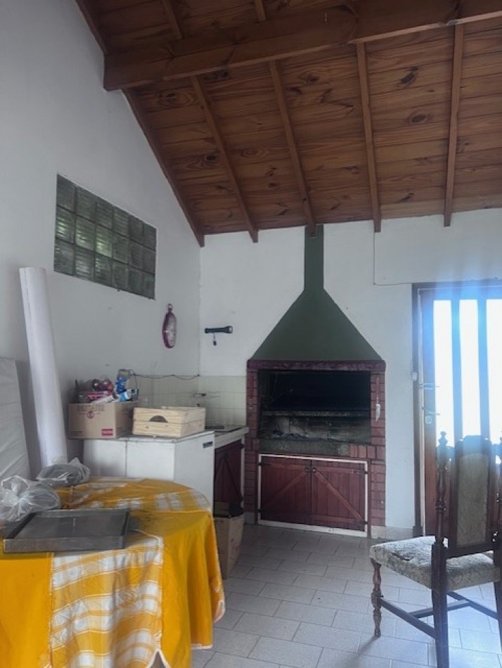 venta chalet en mar del plata, cercano a  barrio santa Monica,  3 amb. con parque, garaje y trotadora varios autos.