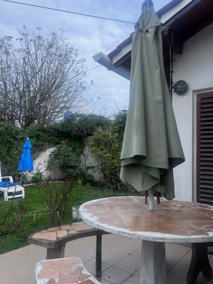 venta chalet en mar del plata, cercano a  barrio santa Monica,  3 amb. con parque, garaje y trotadora varios autos.