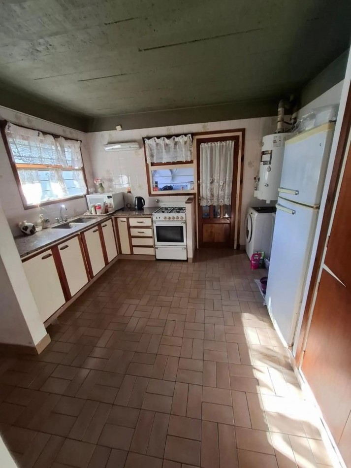 venta chalet en mar del plata, cercano a  barrio santa Monica,  3 amb. con parque, garaje y trotadora varios autos.