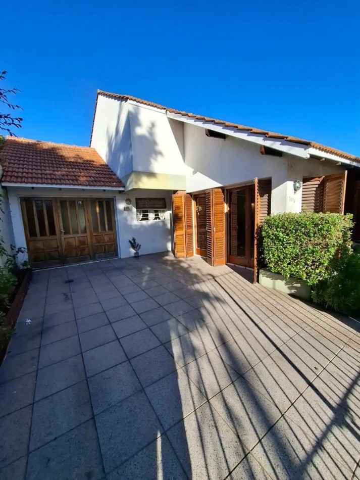 venta chalet en mar del plata, cercano a  barrio santa Monica,  3 amb. con parque, garaje y trotadora varios autos.
