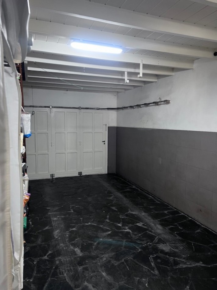 VENTA EN ZONA LOS PINARES, HERMOSO CHALET DE 4 DORMITORIOS, GARAGE, QUINCHO PARQUE Y PISCINA, IMPECABLE ESTADO Y CALIDAD