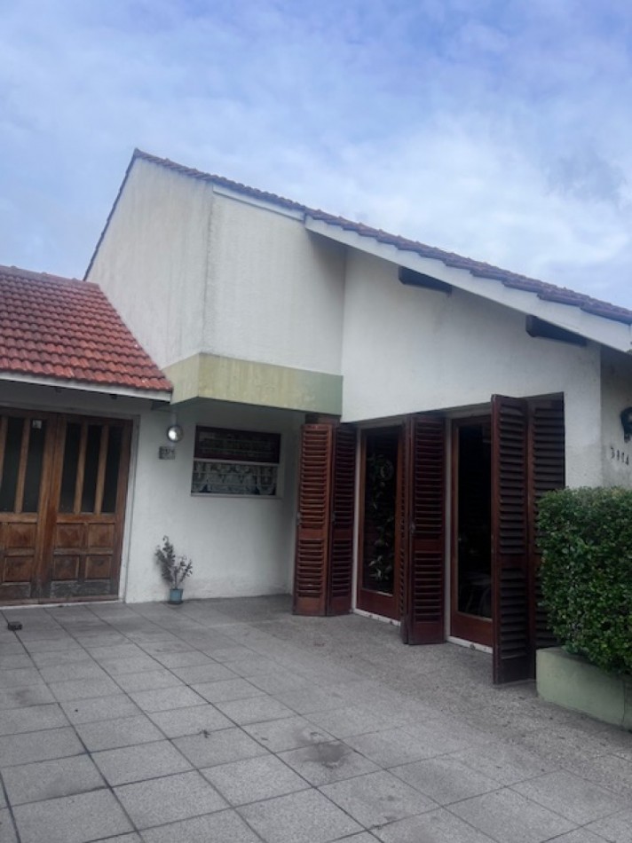 venta chalet en mar del plata, cercano a  barrio santa Monica,  3 amb. con parque, garaje y trotadora varios autos.