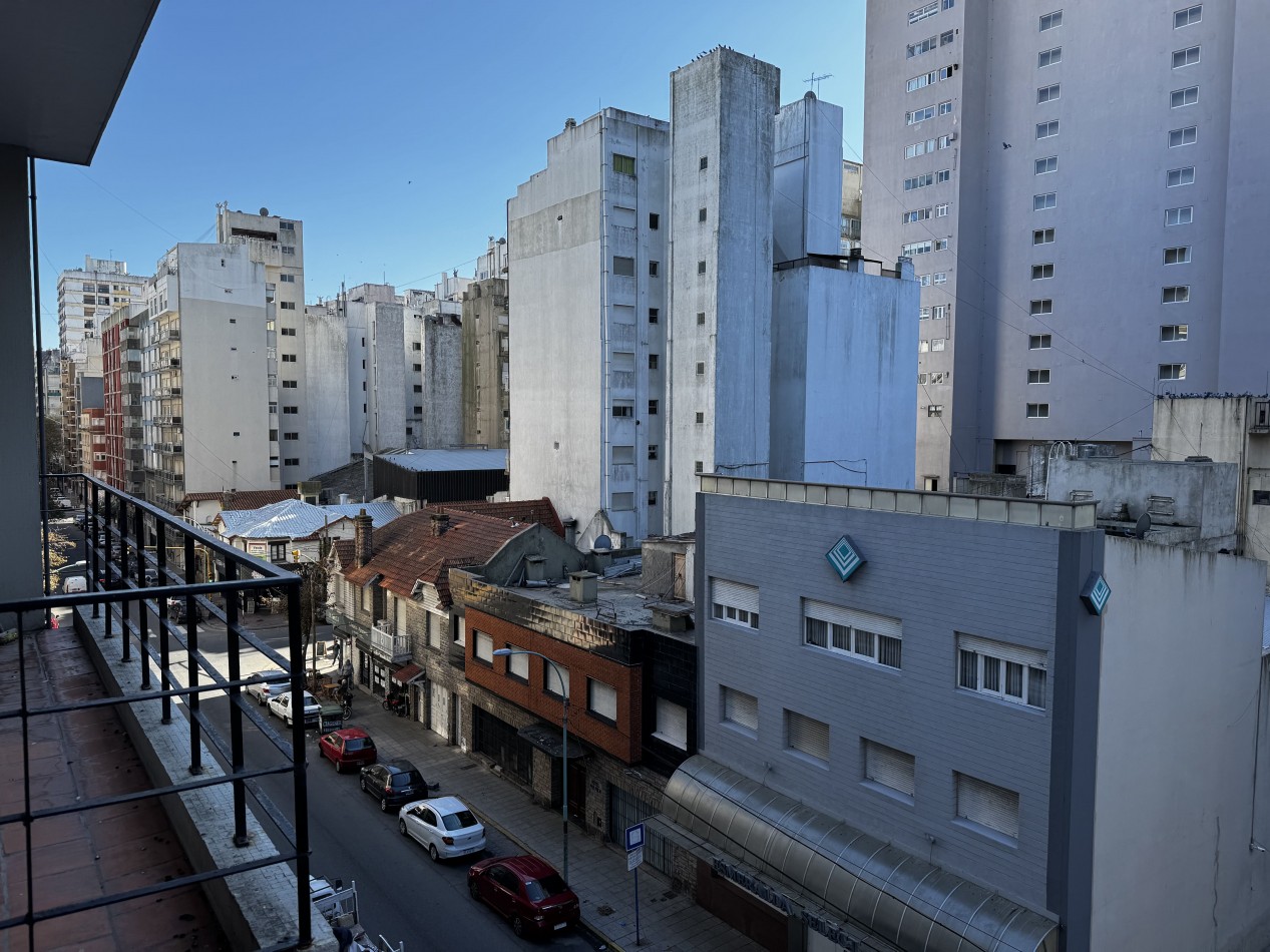 2 AMBIENTES A LA CALLE CON BALCON SALIENTE EN ZONA CENTRO - APTO CREDITO