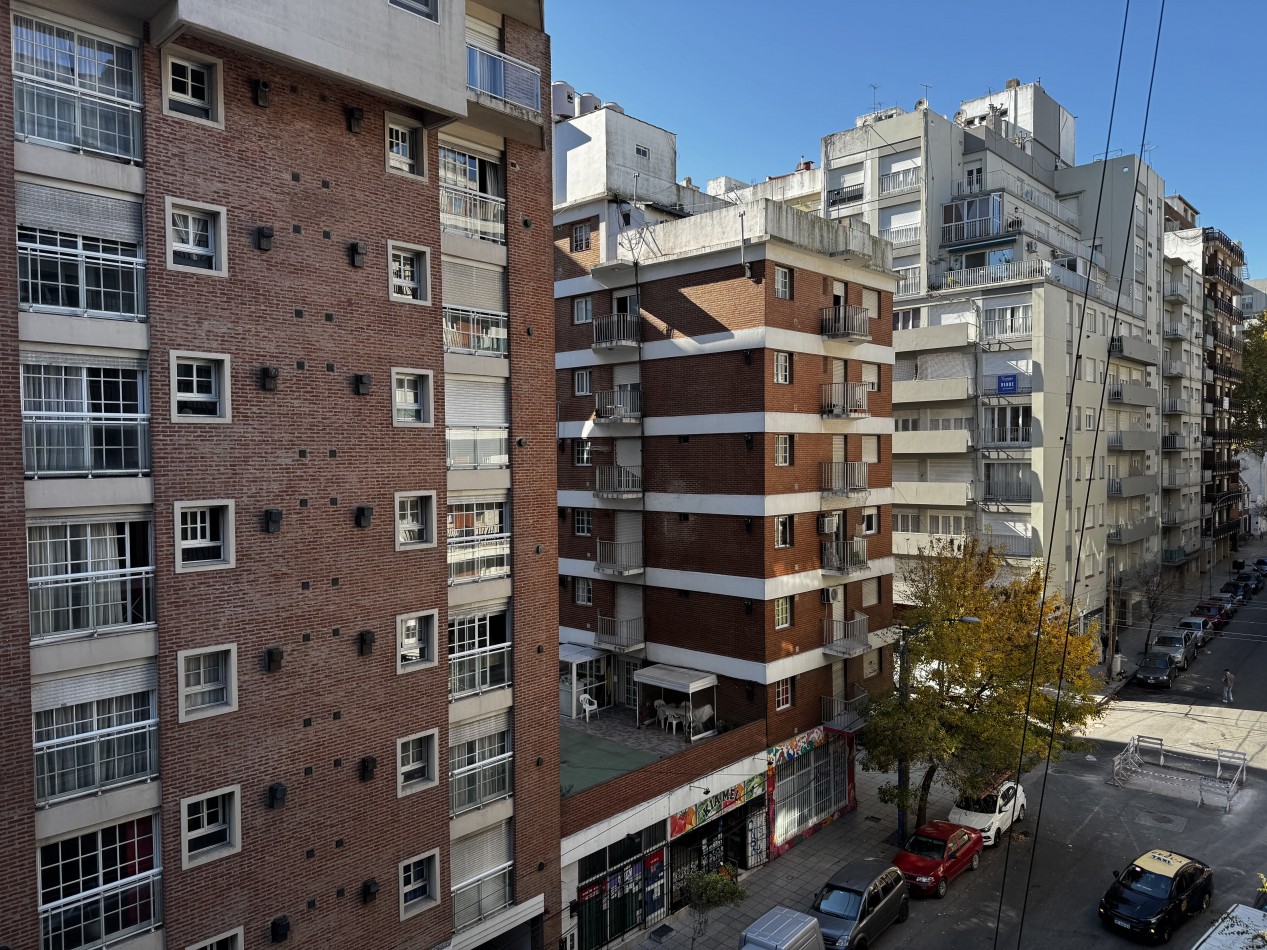 2 AMBIENTES A LA CALLE CON BALCON SALIENTE EN ZONA CENTRO - APTO CREDITO
