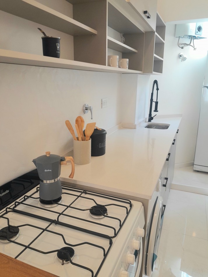 3 AMBIENTES TOTALMENTE RECICLADO Y AMOBLADO CON BALCON FRANCES A LA CALLE