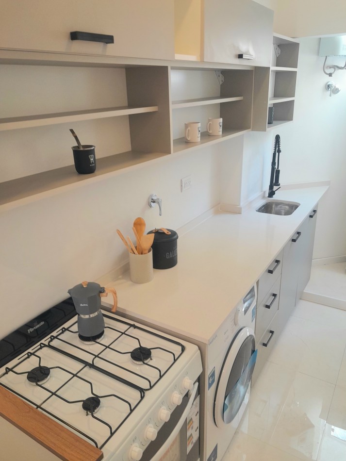 3 AMBIENTES TOTALMENTE RECICLADO Y AMOBLADO CON BALCON FRANCES A LA CALLE