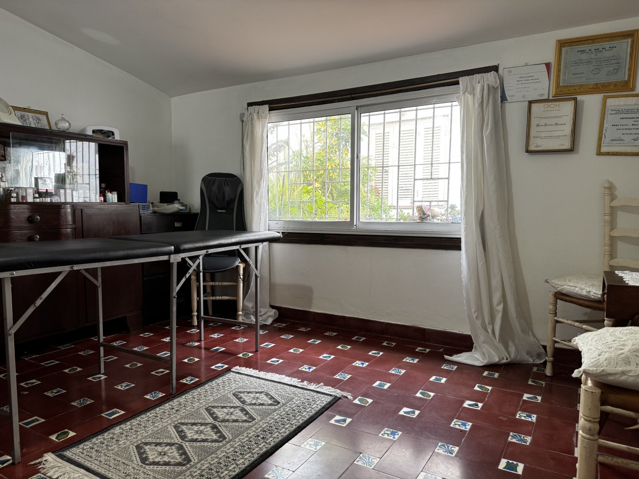Chalet de 4 ambientes en esquina con garage, patio y altillo - Chauvin - Mar del Plata