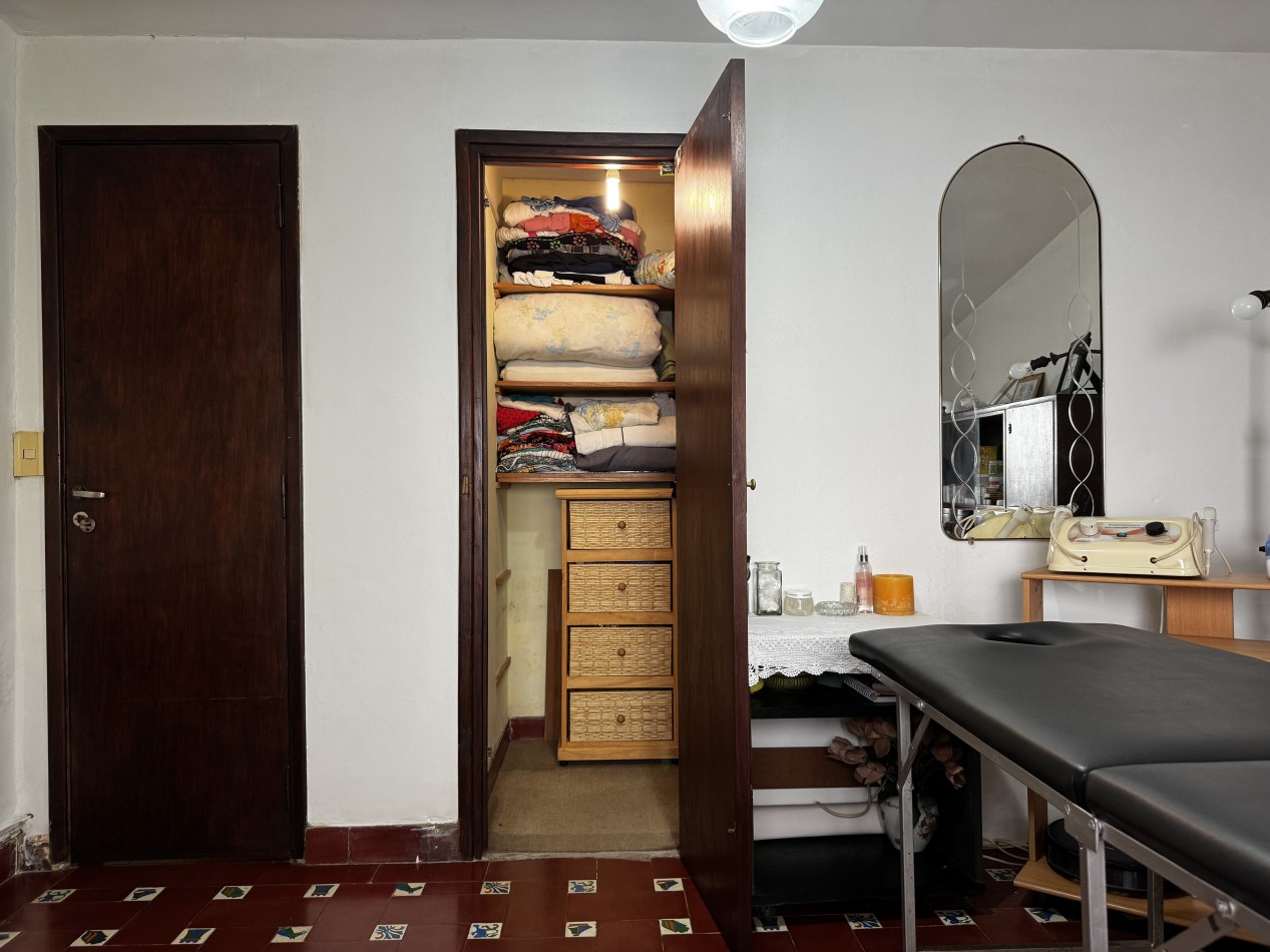 Chalet de 4 ambientes en esquina con garage, patio y altillo - Chauvin - Mar del Plata