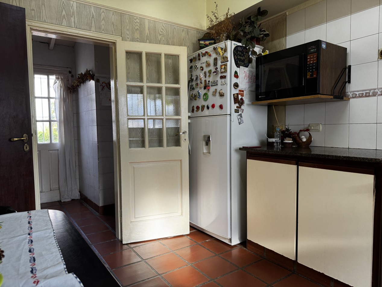 Chalet de 4 ambientes en esquina con garage, patio y altillo - Chauvin - Mar del Plata