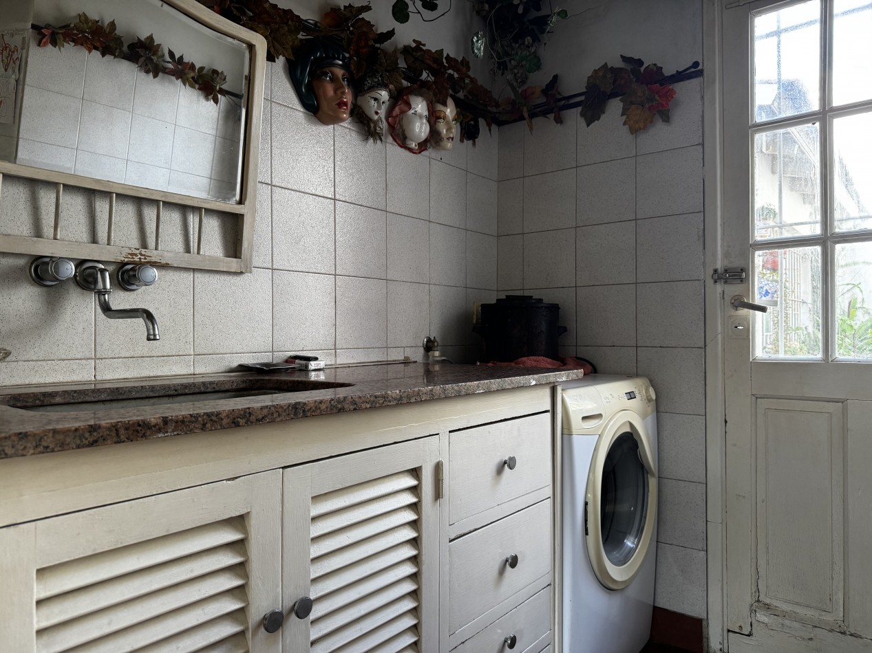 Chalet de 4 ambientes en esquina con garage, patio y altillo - Chauvin - Mar del Plata
