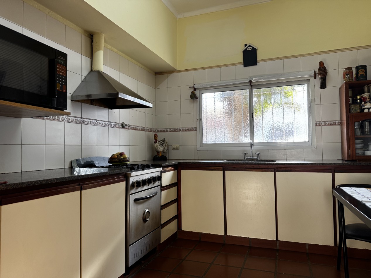 Chalet de 4 ambientes en esquina con garage, patio y altillo - Chauvin - Mar del Plata