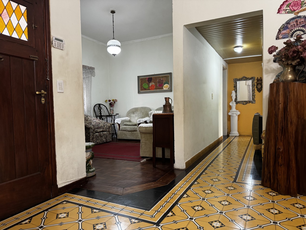 Chalet de 4 ambientes en esquina con garage, patio y altillo - Chauvin - Mar del Plata