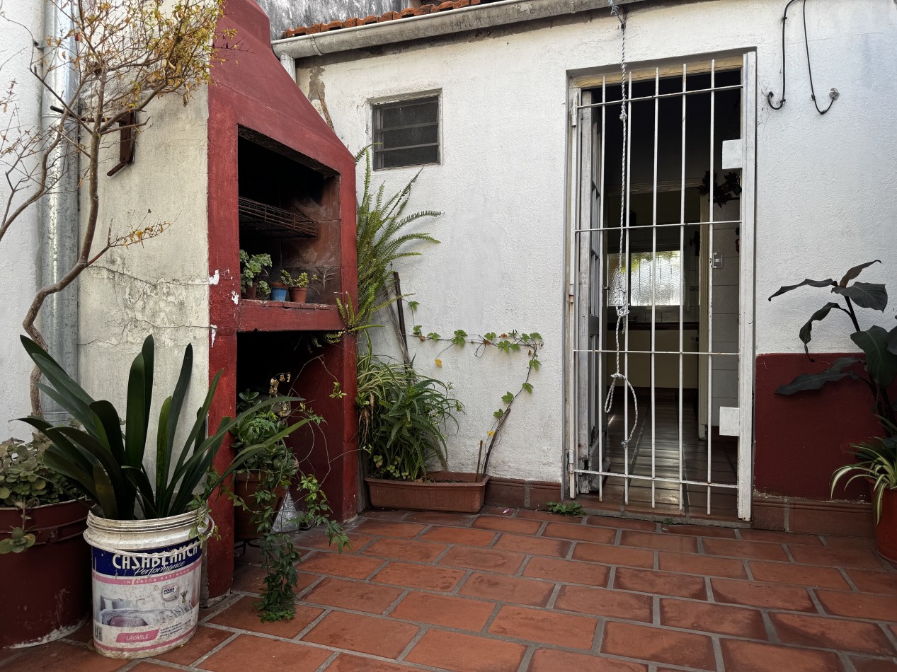 Chalet de 4 ambientes en esquina con garage, patio y altillo - Chauvin - Mar del Plata