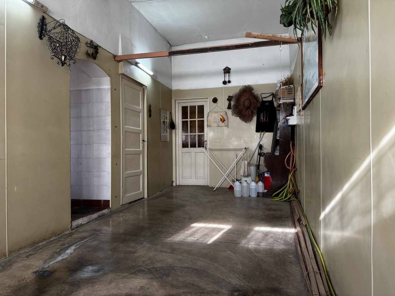 Chalet de 4 ambientes en esquina con garage, patio y altillo - Chauvin - Mar del Plata