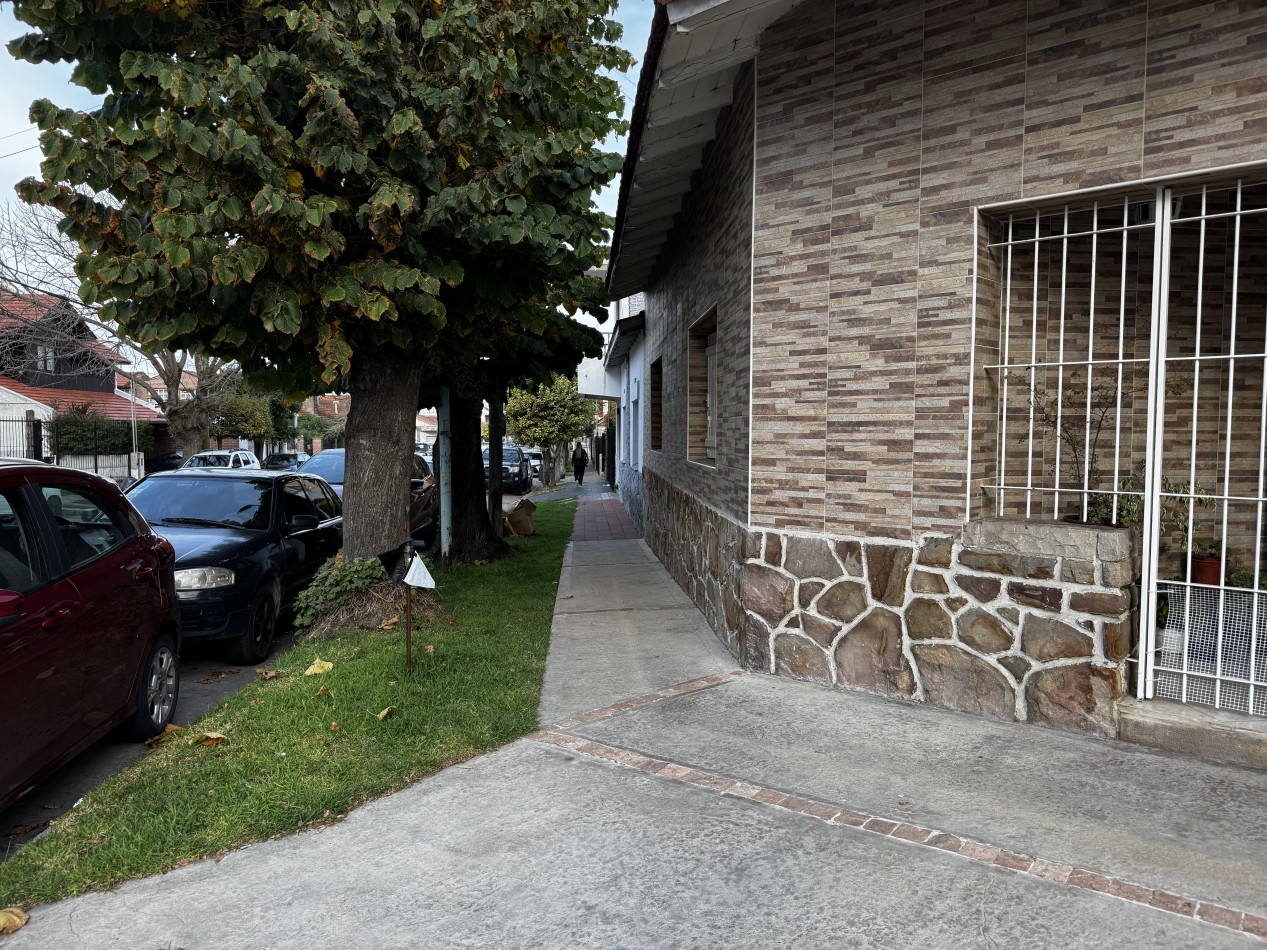 Chalet de 4 ambientes en esquina con garage, patio y altillo - Chauvin - Mar del Plata