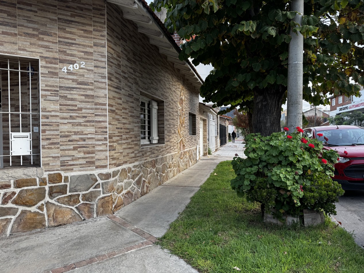 Chalet de 4 ambientes en esquina con garage, patio y altillo - Chauvin - Mar del Plata