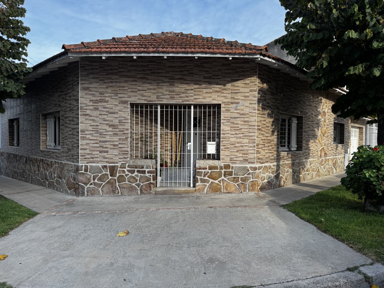 Chalet de 4 ambientes en esquina con garage, patio y altillo - Chauvin - Mar del Plata
