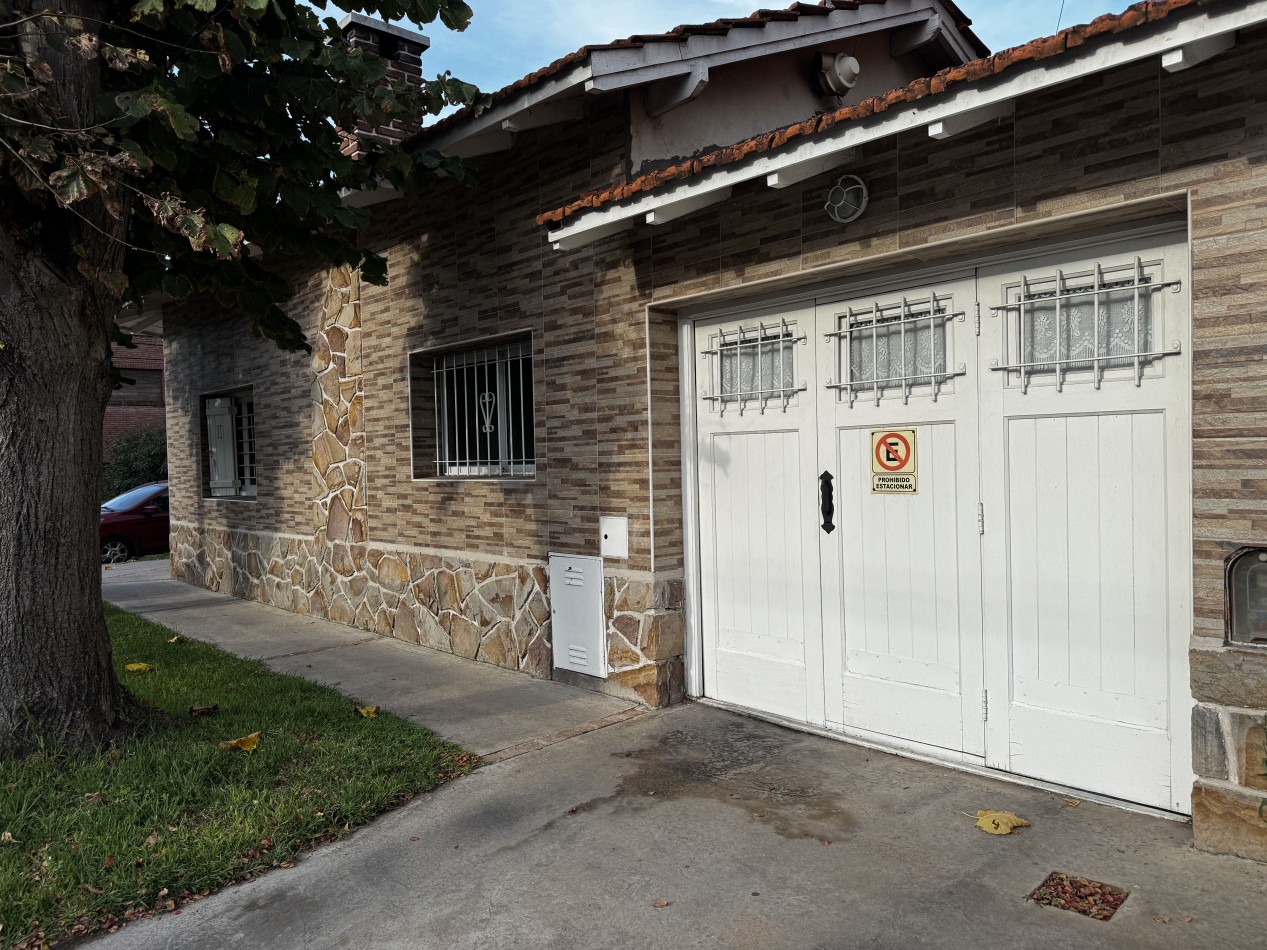 Chalet de 4 ambientes en esquina con garage, patio y altillo - Chauvin - Mar del Plata