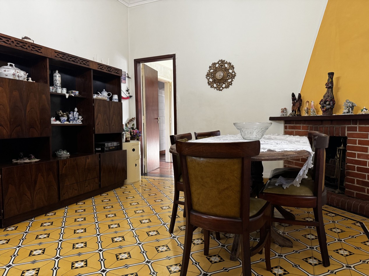 Chalet de 4 ambientes en esquina con garage, patio y altillo - Chauvin - Mar del Plata