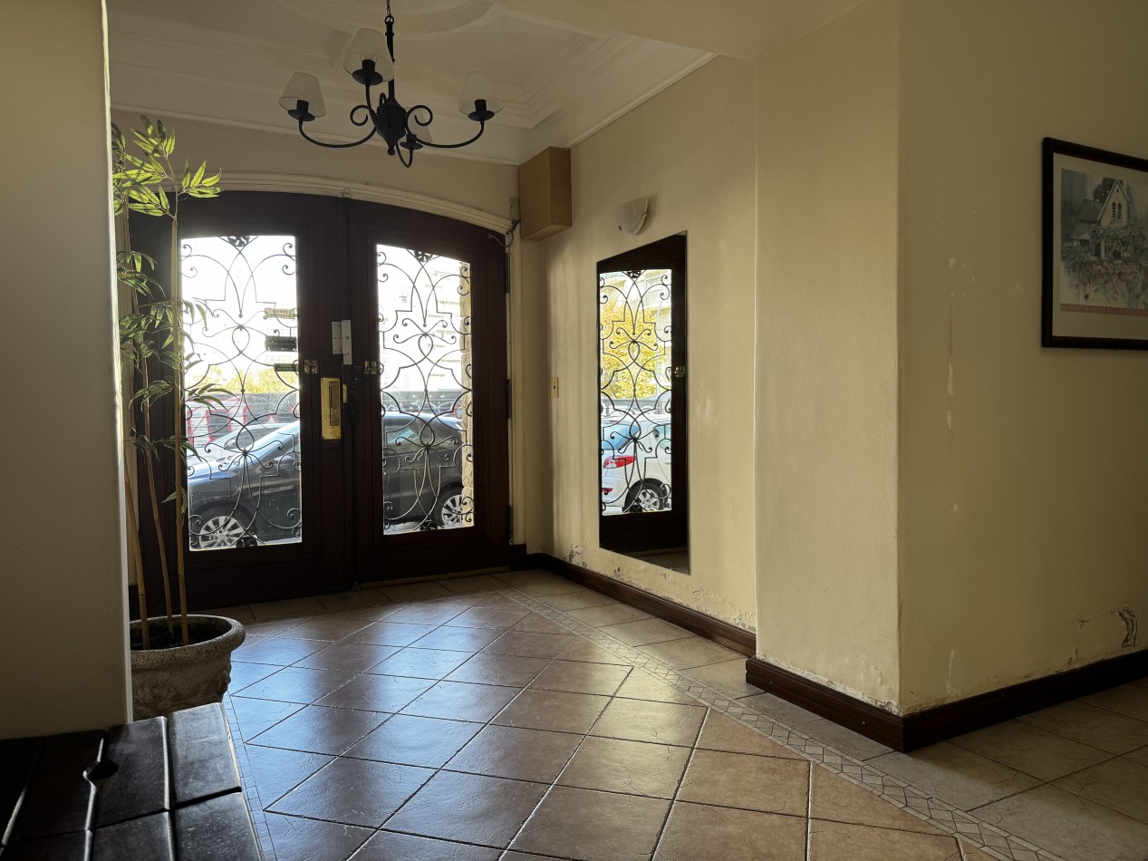 Oportunidad en La Perla Norte - Departamento 3 Ambientes a la Calle