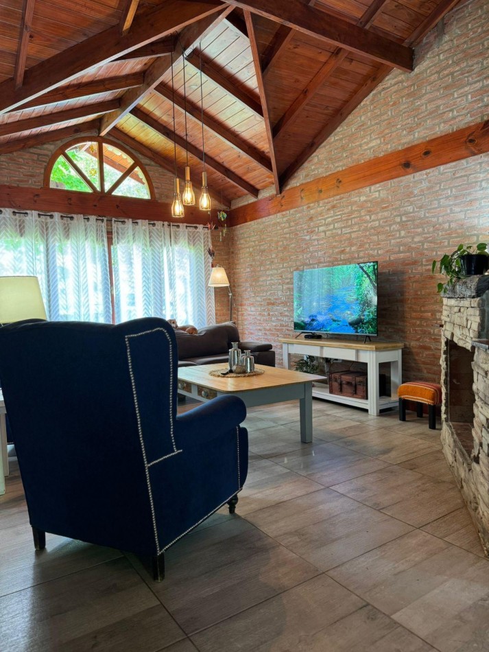 CASA 4 AMBIENTES EN LOTE PROPIO CON PILETA CLIMATIZADA