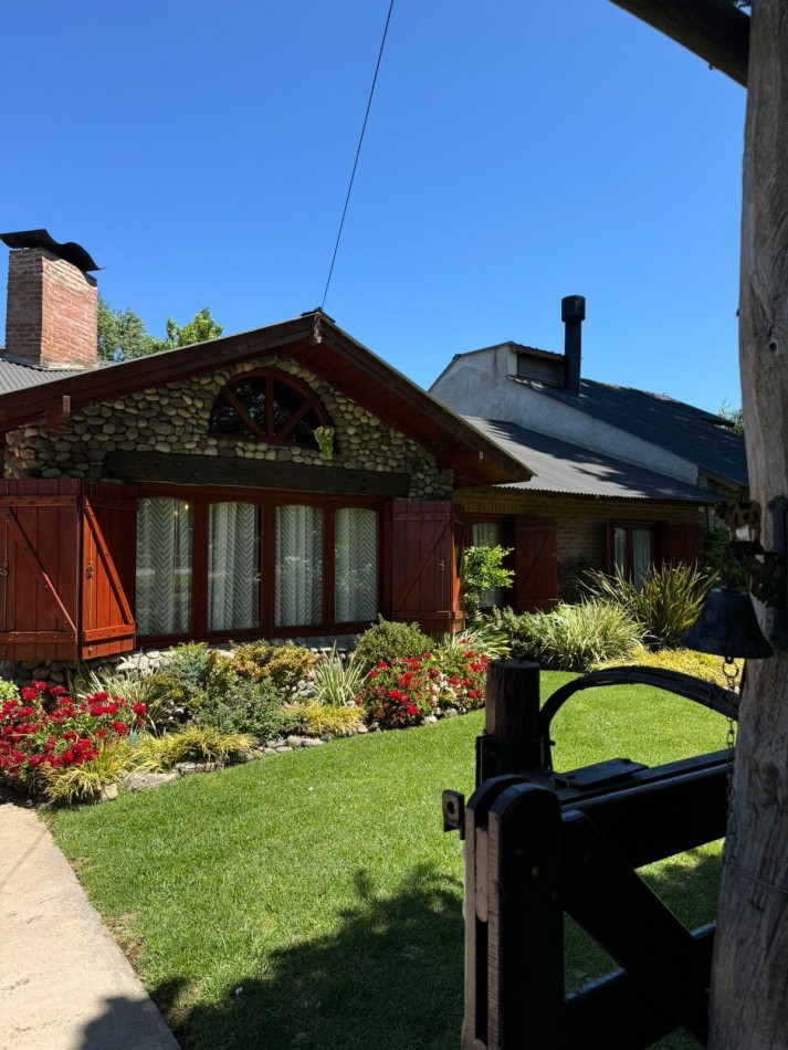 CASA 4 AMBIENTES EN LOTE PROPIO CON PILETA CLIMATIZADA