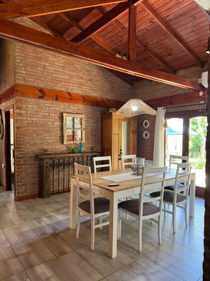 CASA 4 AMBIENTES EN LOTE PROPIO CON PILETA CLIMATIZADA