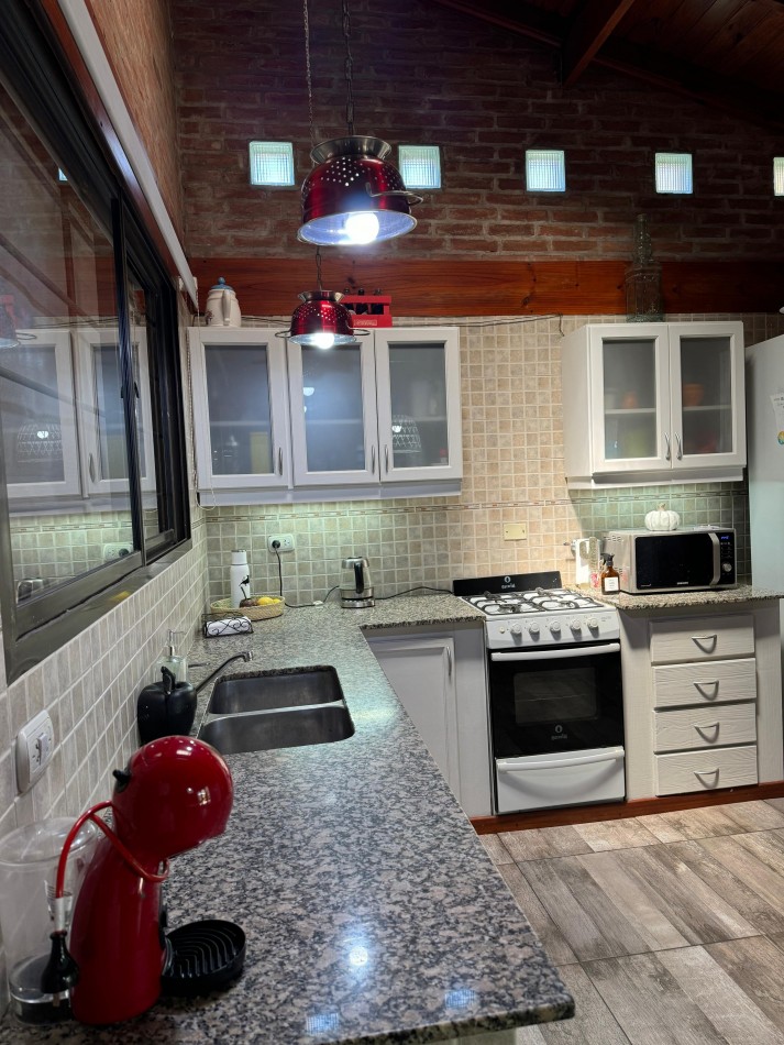 CASA 4 AMBIENTES EN LOTE PROPIO CON PILETA CLIMATIZADA